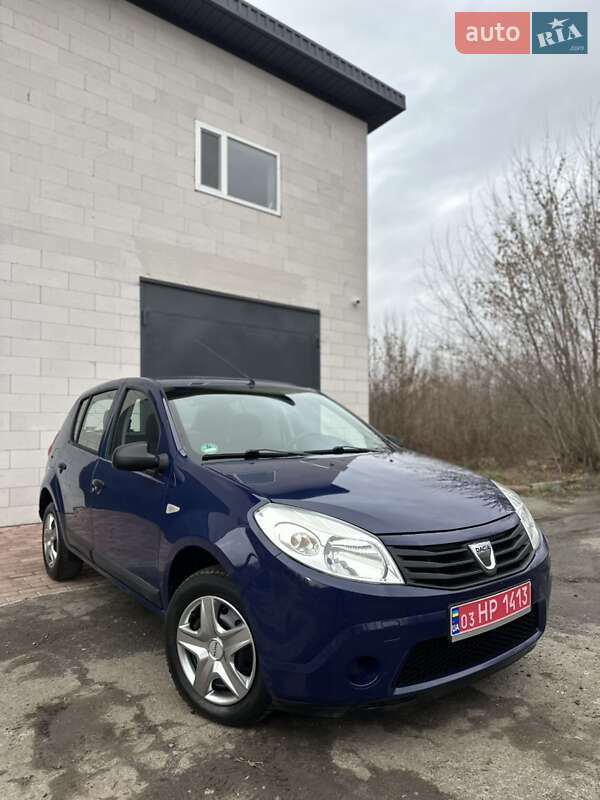 Хэтчбек Dacia Sandero 2010 в Хороле
