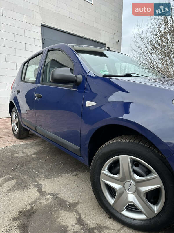 Хэтчбек Dacia Sandero 2010 в Хороле