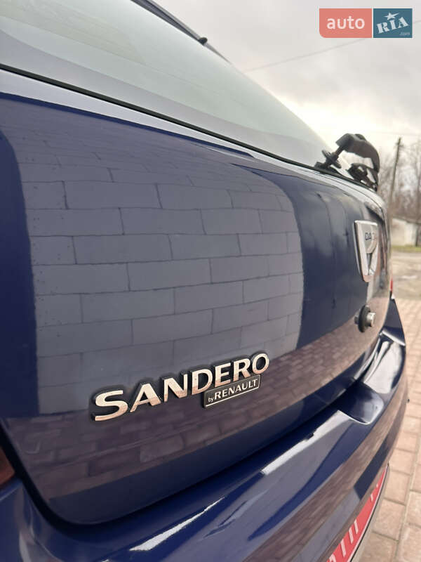 Хэтчбек Dacia Sandero 2010 в Хороле