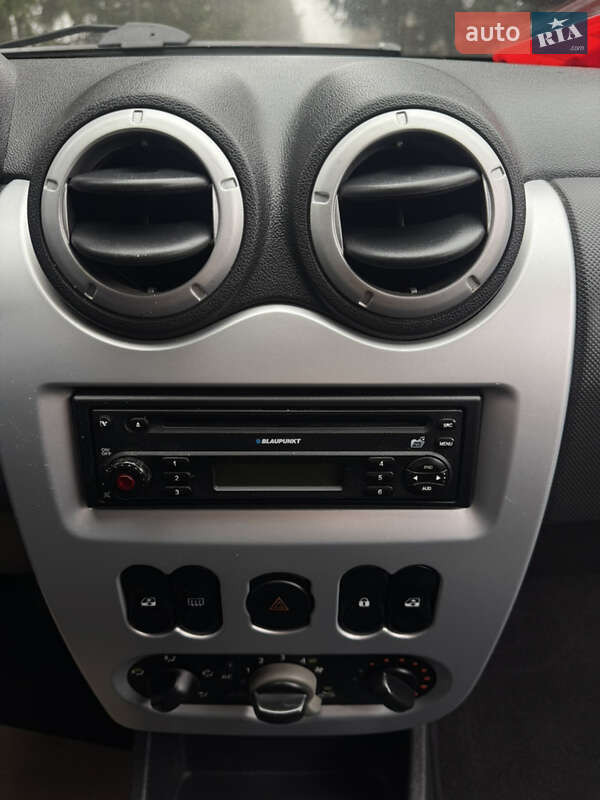 Хэтчбек Dacia Sandero 2008 в Умани