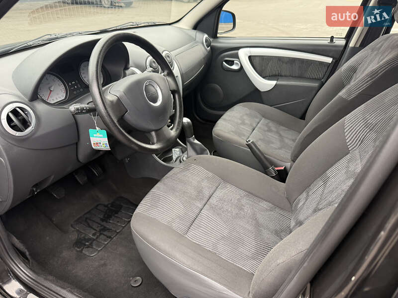 Хэтчбек Dacia Sandero 2011 в Ровно