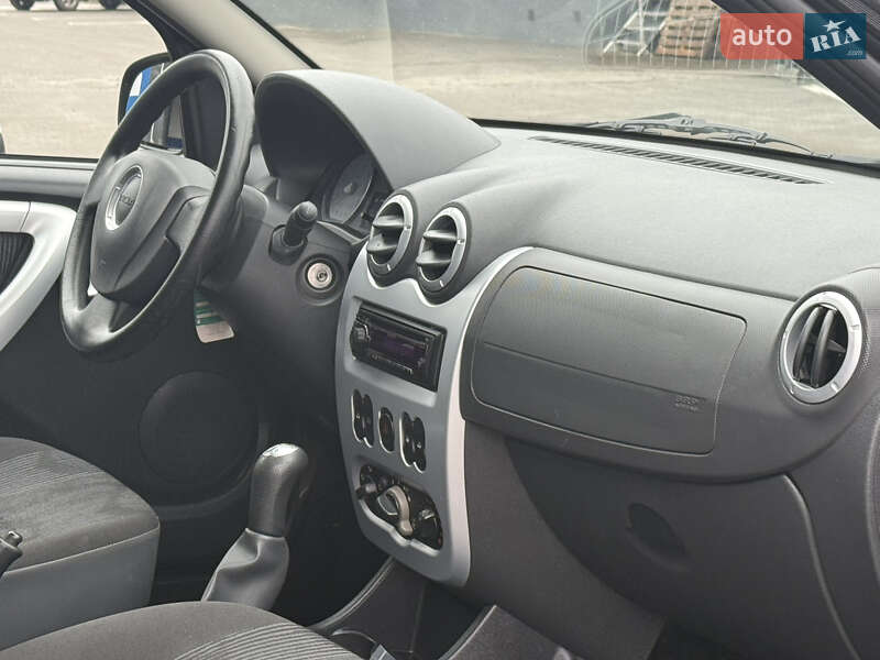 Хэтчбек Dacia Sandero 2011 в Ровно
