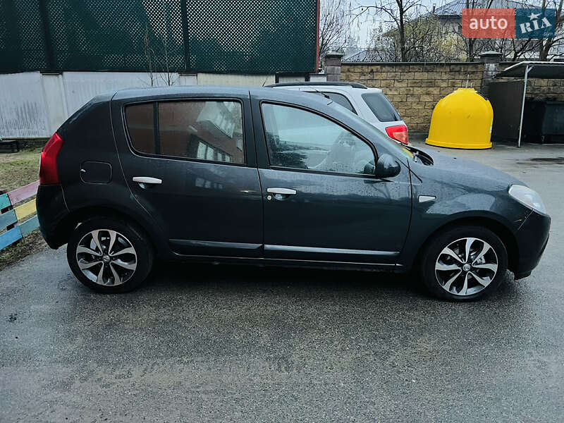 Хетчбек Dacia Sandero 2008 в Києві