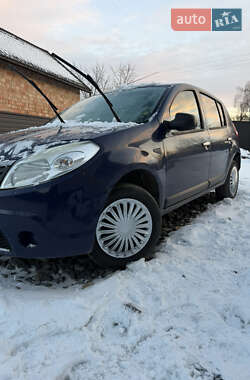 Хетчбек Dacia Sandero 2009 в Чернівцях