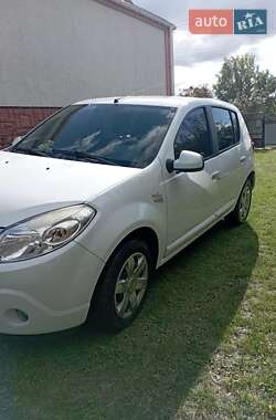 Хетчбек Dacia Sandero 2008 в Оратові