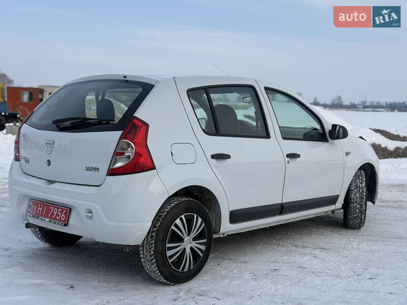 Хэтчбек Dacia Sandero 2009 в Березане