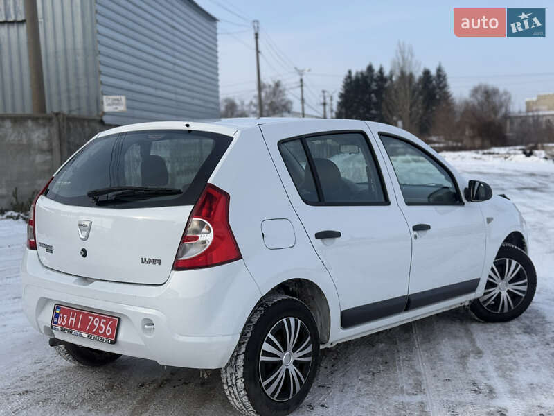 Хэтчбек Dacia Sandero 2009 в Березане