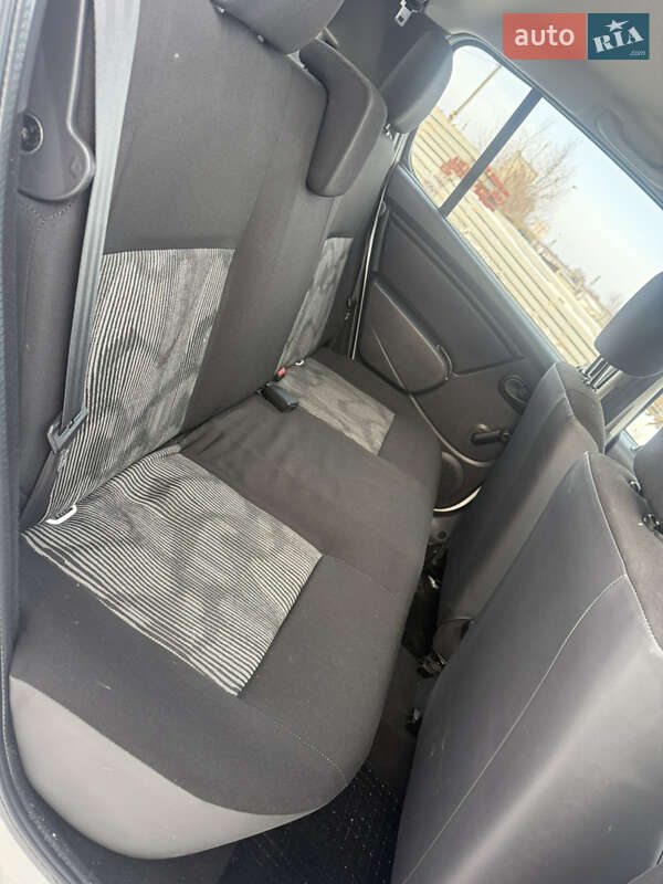 Хэтчбек Dacia Sandero 2009 в Березане