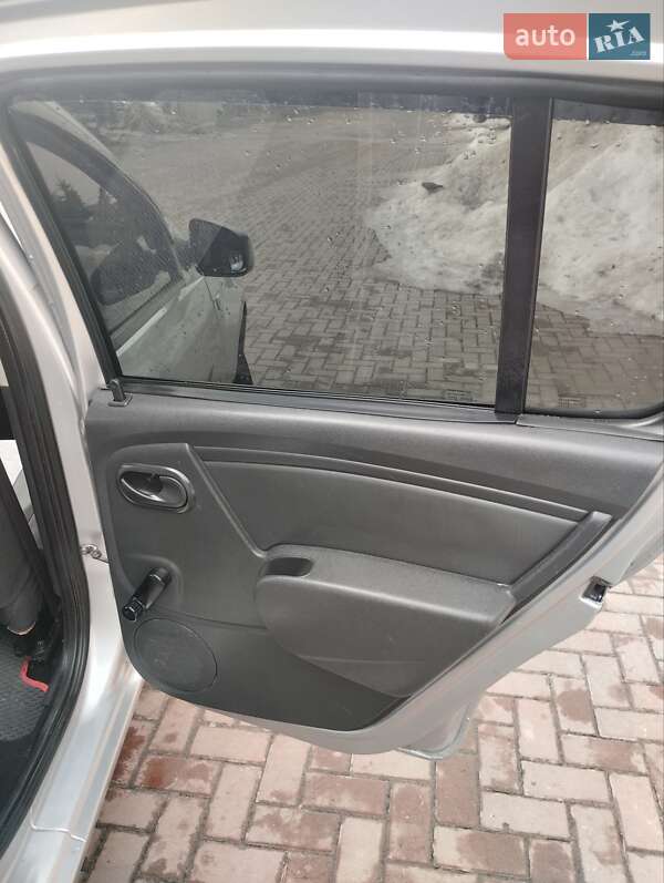 Хэтчбек Dacia Sandero 2008 в Ровно