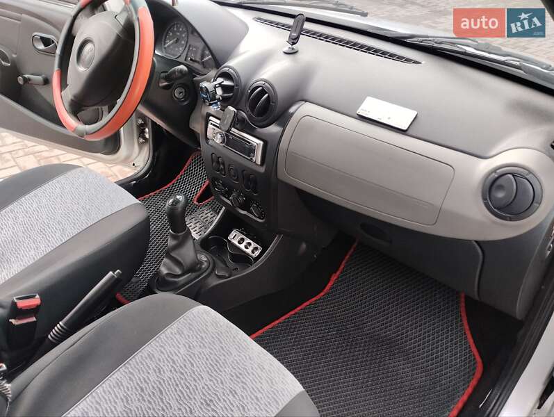 Хэтчбек Dacia Sandero 2008 в Ровно