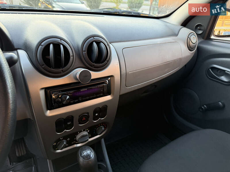 Хэтчбек Dacia Sandero 2009 в Виннице