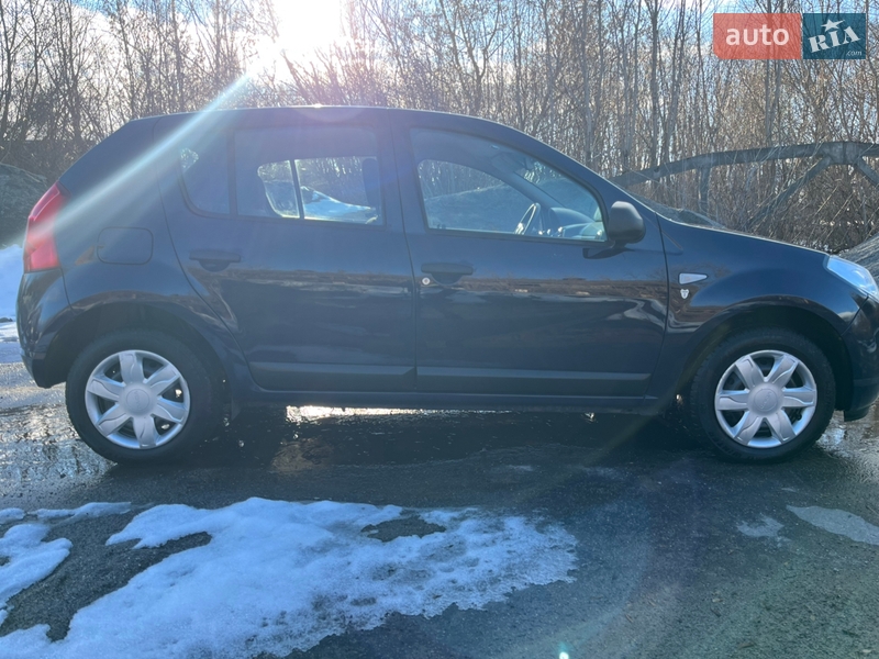 Хэтчбек Dacia Sandero 2012 в Хороле