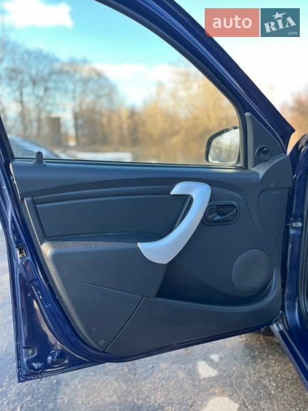 Хэтчбек Dacia Sandero 2012 в Хороле