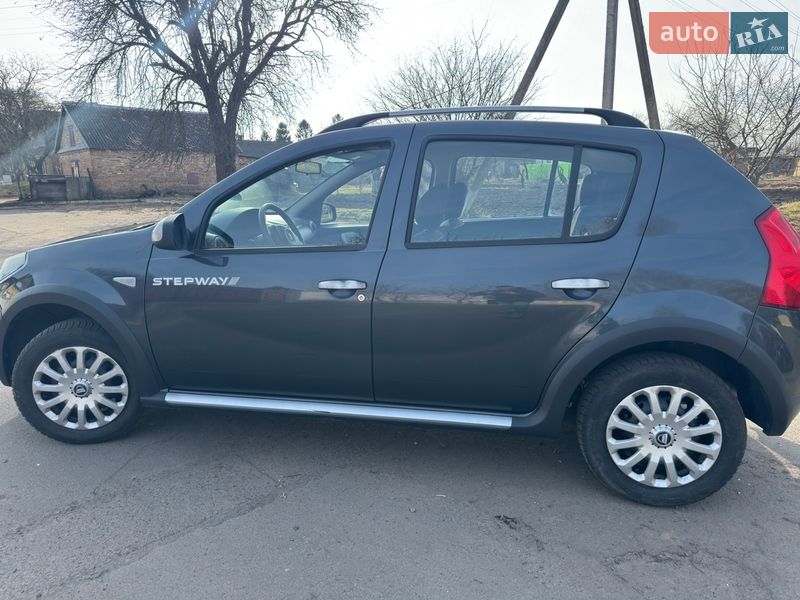 Хэтчбек Dacia Sandero 2010 в Остроге