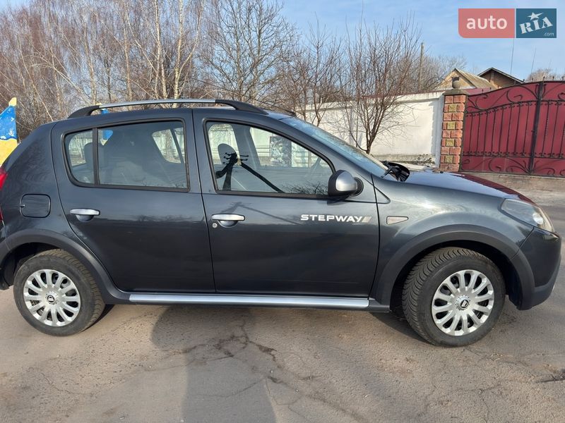 Хэтчбек Dacia Sandero 2010 в Остроге