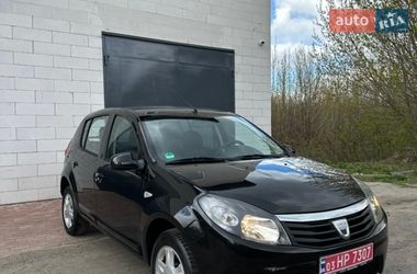 Хэтчбек Dacia Sandero 2010 в Хороле