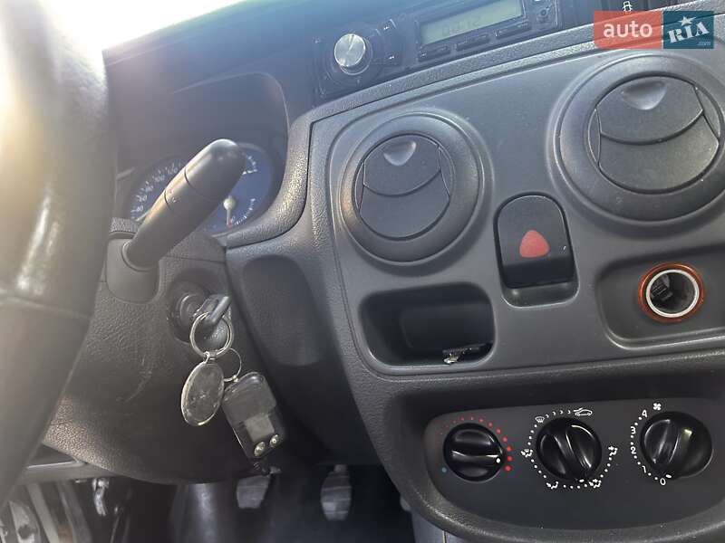 Седан Dacia Solenza 2004 в Малине