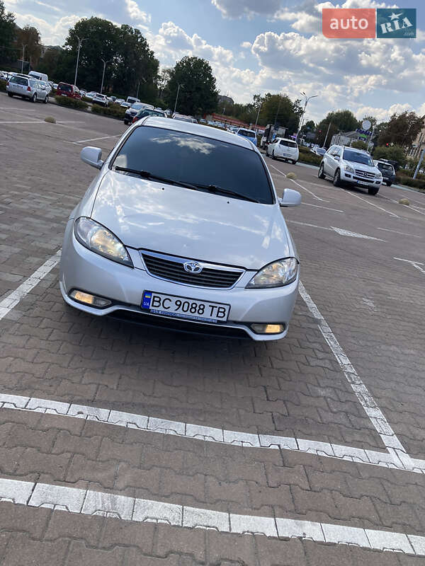 Седан Daewoo Gentra 2013 в Львове