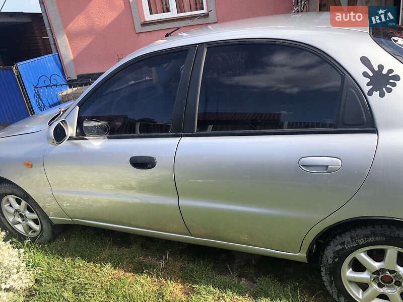 Седан Daewoo Lanos 2002 в Чернівцях