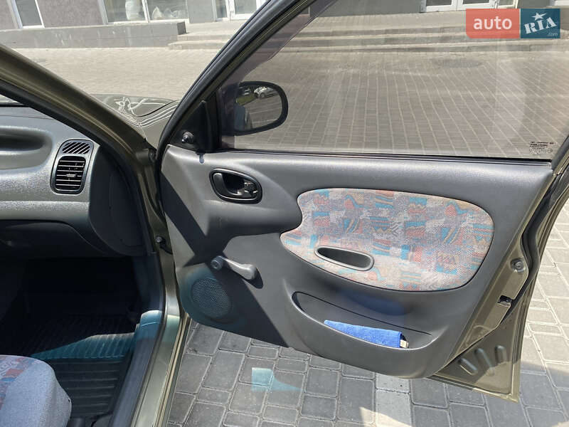 Седан Daewoo Lanos 2002 в Хмельницькому
