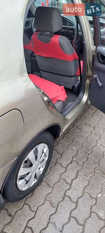 Седан Daewoo Lanos 2002 в Львове