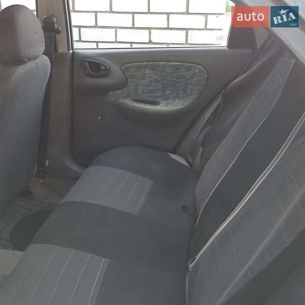 Седан Daewoo Lanos 2002 в Острозі