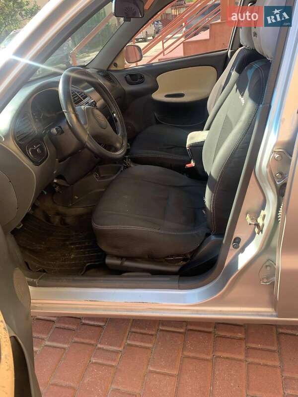 Седан Daewoo Lanos 2002 в Львове