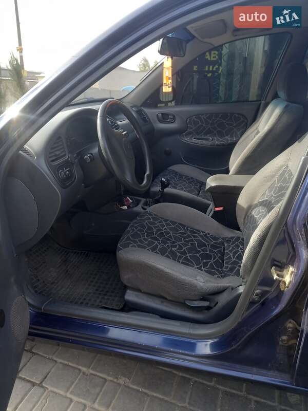 Седан Daewoo Lanos 2002 в Дніпрі