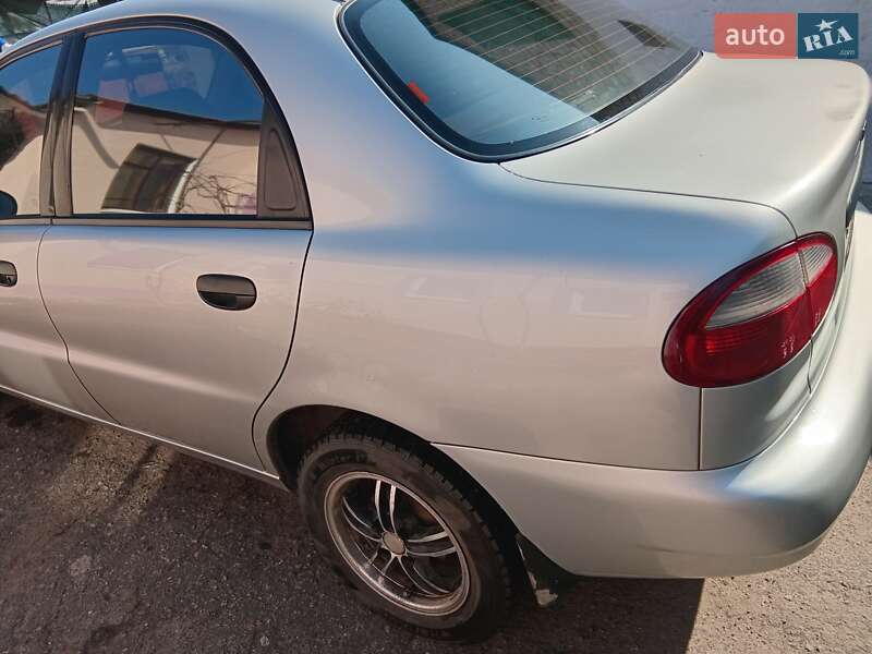 Седан Daewoo Lanos 2004 в Краснограді