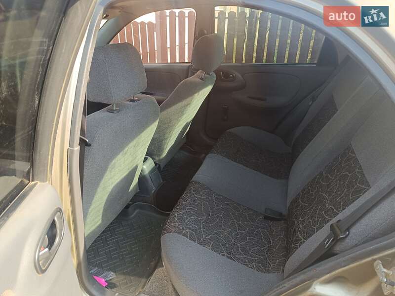 Седан Daewoo Lanos 2004 в Ужгороді