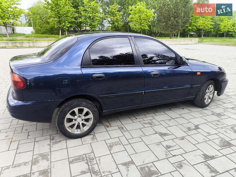 Седан Daewoo Lanos 2002 в Долині