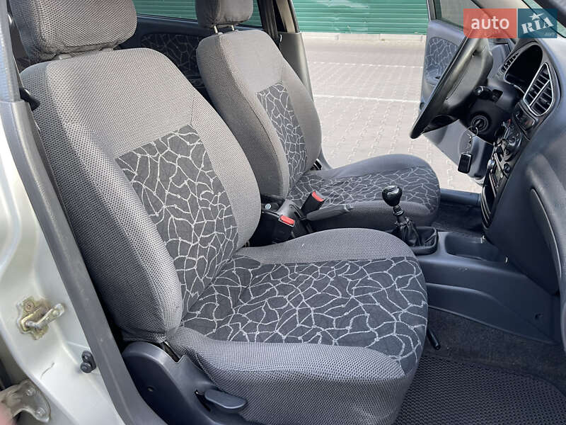 Седан Daewoo Lanos 2003 в Киеве