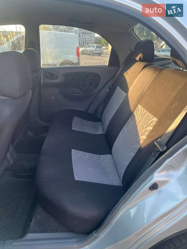 Седан Daewoo Lanos 2004 в Кривом Роге