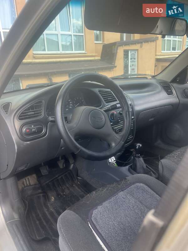 Седан Daewoo Lanos 2004 в Софіївській Борщагівці