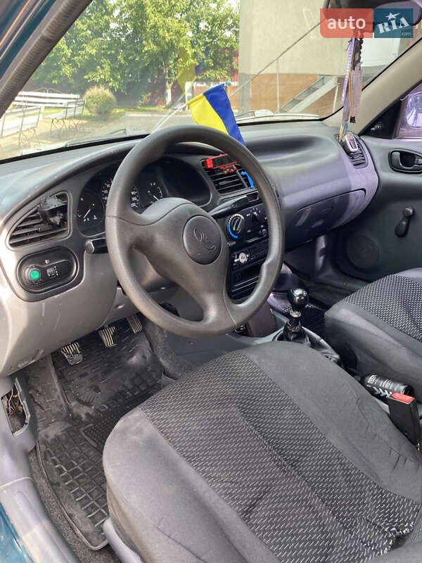 Седан Daewoo Lanos 2004 в Дунаївцях