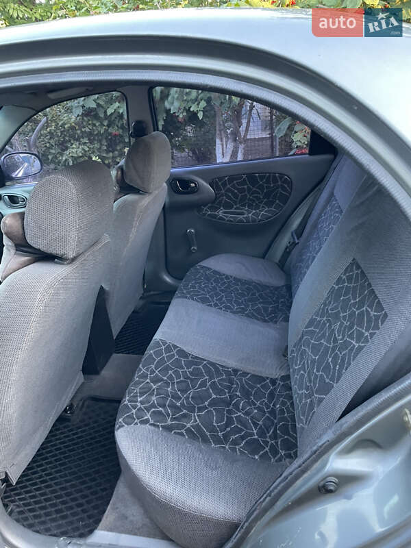 Седан Daewoo Lanos 2002 в Черкасах