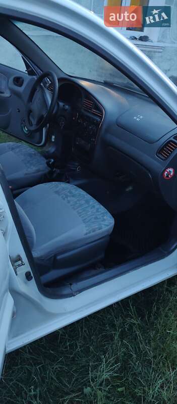 Седан Daewoo Lanos 2002 в Новій Ушиці