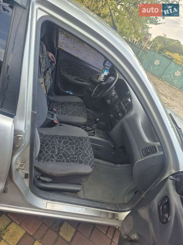 Седан Daewoo Lanos 2003 в Новомосковську