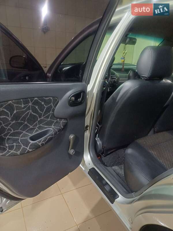 Седан Daewoo Lanos 2003 в Макарові