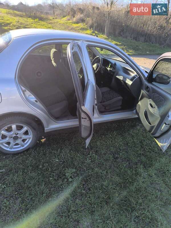 Седан Daewoo Lanos 2003 в Компаніївці