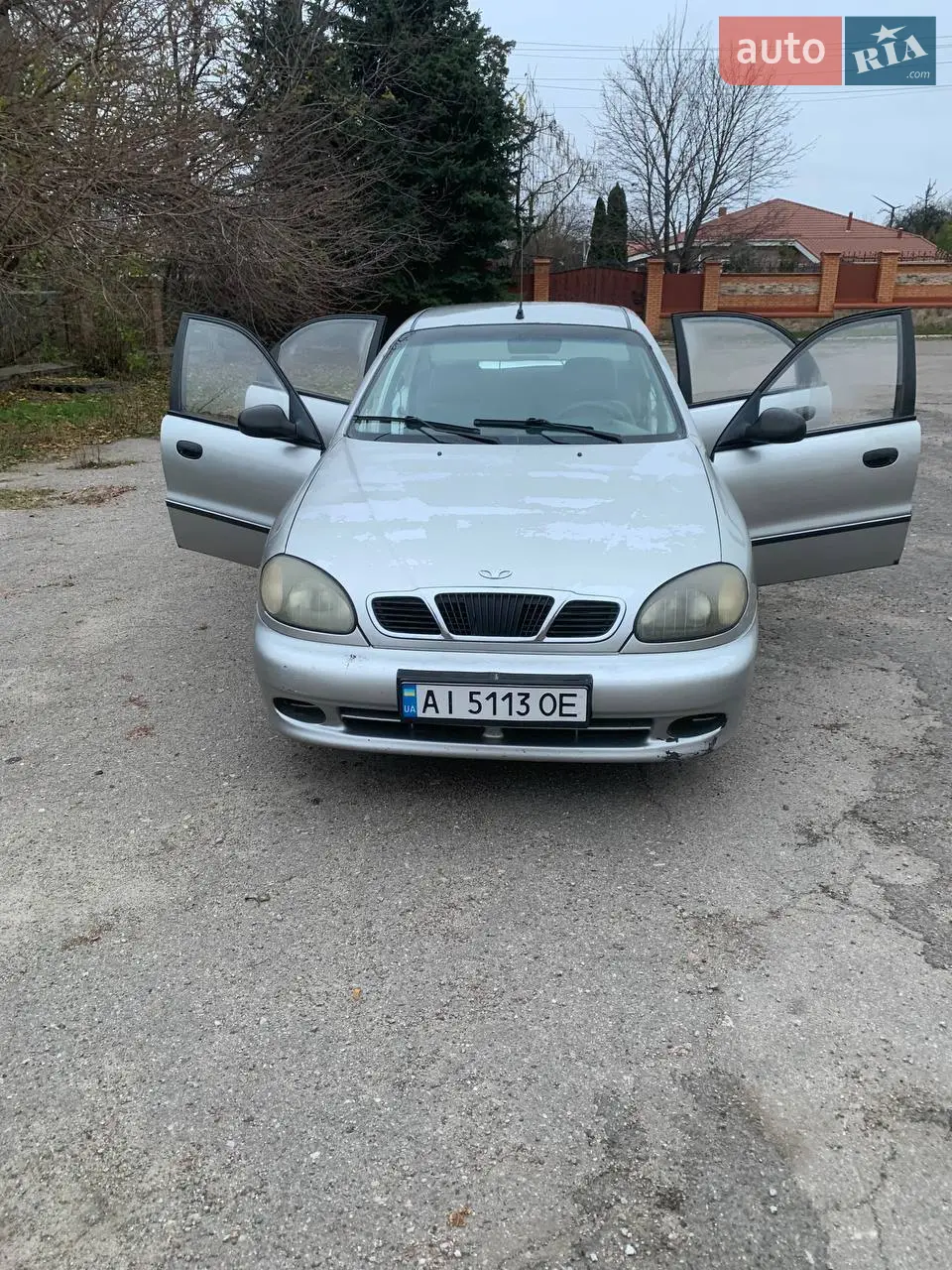 Daewoo Lanos 1.5 (поляк)

Авто на ходу, використовується щоденно. Користується дід, тому можна сказати наполовину гаражне зберігання. Двигун 1.5 працює рівно, без сторонніх шумів. Коробка передач без нарікань.

По пічці: не працює через проблему з проводкою. Якщо поворушити проводку під водійським сидінням — пічка починає працювати. Ймовірно, проблема в контакті або проводці, нічого критичного. Можливо, до моменту продажу несправність буде усунена.

Акумулятор новий, 65 Ah, заводиться без проблем.

Комплектація:
– Гідропідсилювача керма немає
– Електросклопідіймачі
– Магнітола, звук нормальний
– AUX-розʼєм у магнітолі пошкоджений, але через флешку все працює справно

Документи в порядку, переоформлення без проблем.

Автомобіль простий, надійний та дешевий в обслуговуванні, ідеально підійде для щоденних поїздок або як перше авто.