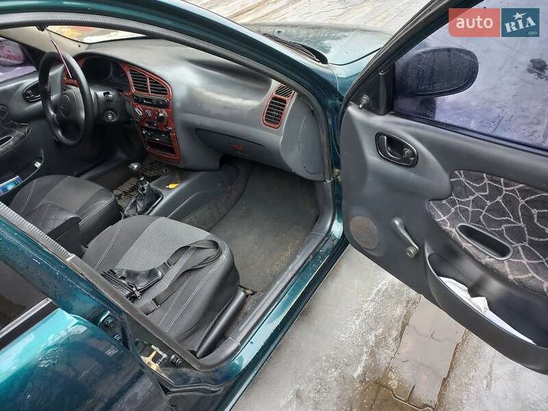 Седан Daewoo Lanos 2003 в Южному