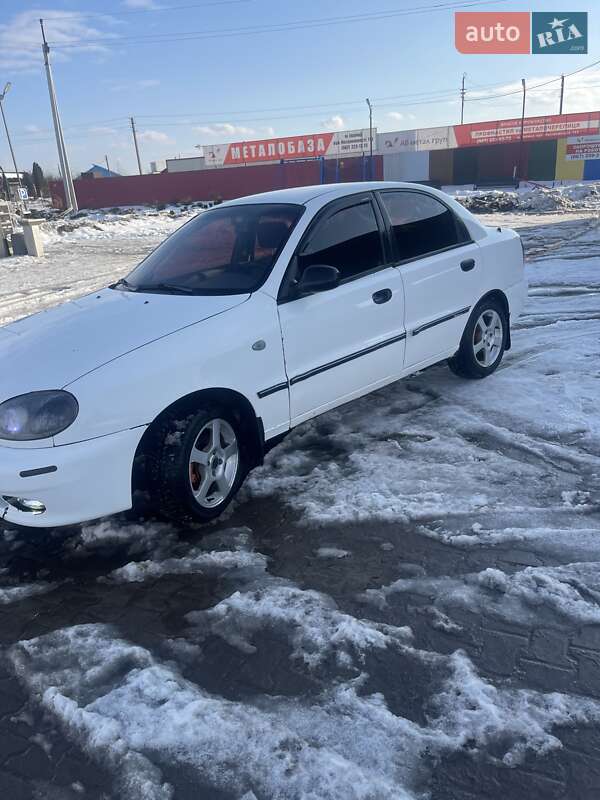 Седан Daewoo Lanos 2010 в Калиновке