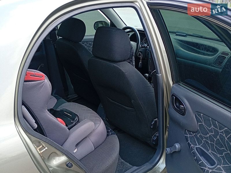 Седан Daewoo Lanos 2004 в Киеве