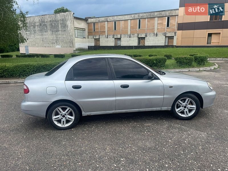 Седан Daewoo Lanos 2004 в Лозовій