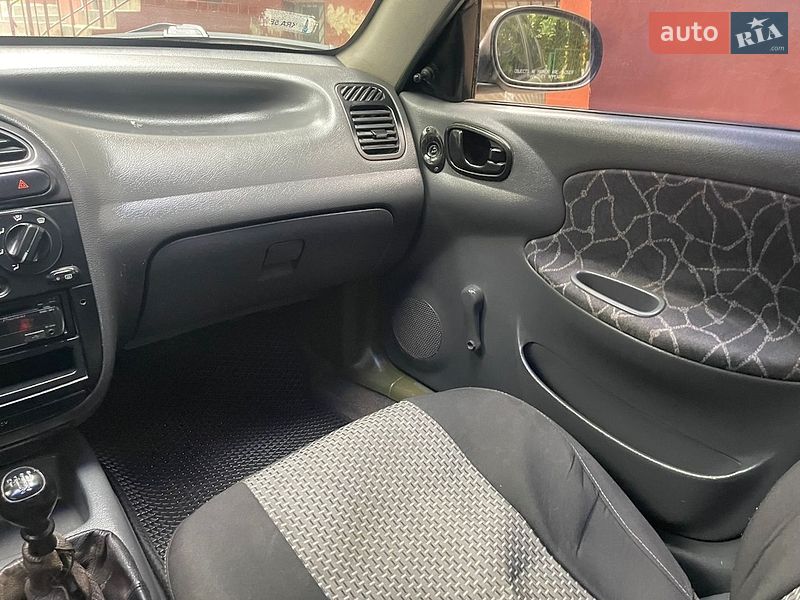 Седан Daewoo Lanos 2002 в Ровно