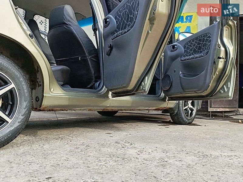 Седан Daewoo Lanos 2004 в Дніпрі