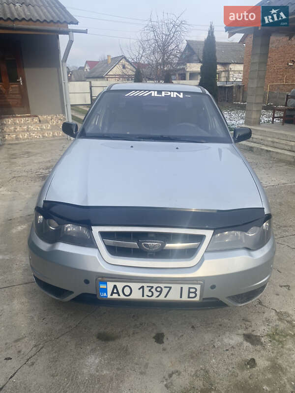 Седан Daewoo Nexia 2011 в 