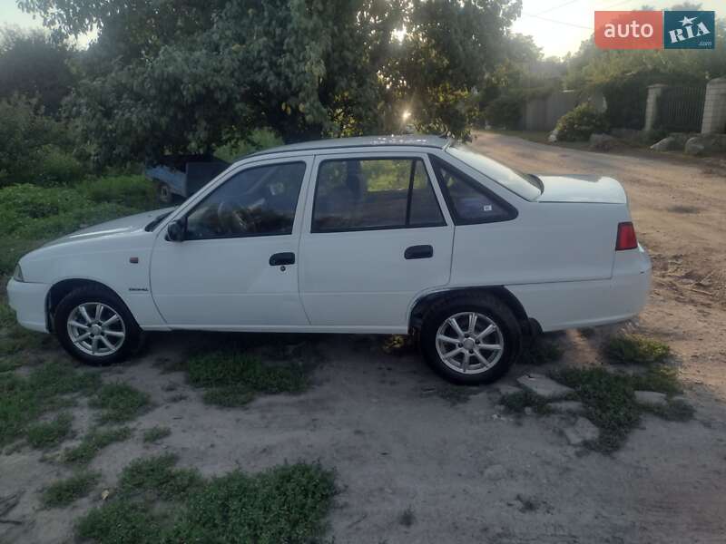 Седан Daewoo Nexia 2012 в 
