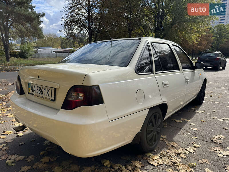 Седан Daewoo Nexia 2010 в Киеве